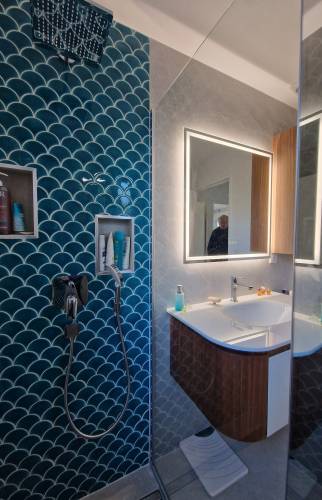 Salle de bain vue depuis la douche