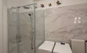 Nouvelle douche contemporaine à la place de la baignoire