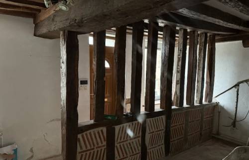 Muret et colombages avec matériaux de réemploi