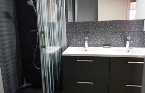 une salle de bain style hôtel