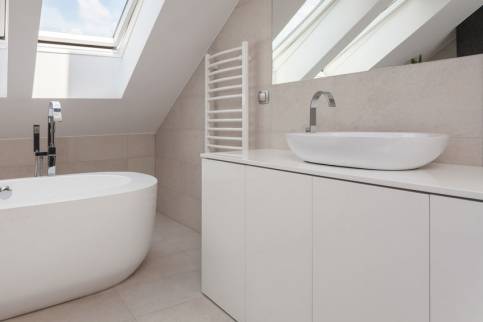 Aménagement de salle de bain sous pente