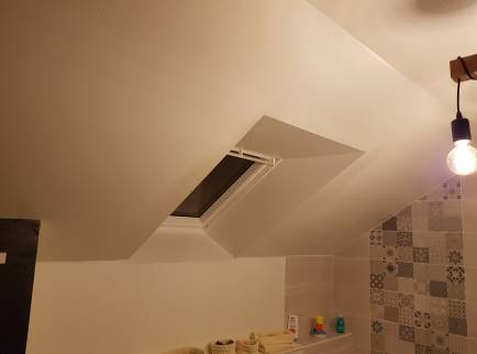 Pose d'un nouveau VELUX finition polyuréthane isolation et pose de placo-plâtre sur le rampant et pied droit