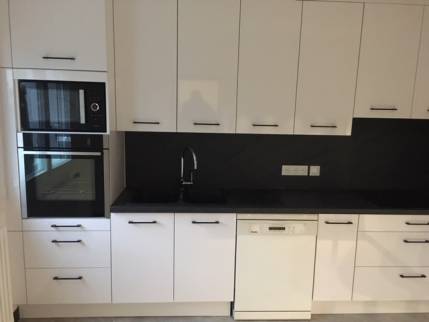 Nouvelle cuisine rénovée avec mobilier de cuisine blanc laqué - Nantes 44