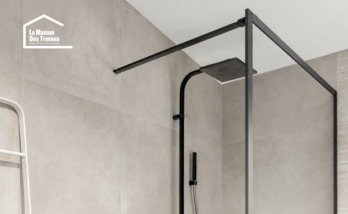 Douche à l’italienne avec paroi vitrée et colonne noire, rénovation de salle de bain à Casteljaloux.