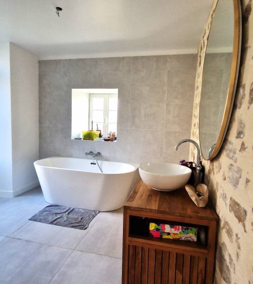 Salle de bain en pierres à Noisy sur Ecoles