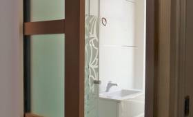 Rénovation d'une salle de bains d'invités  (Lyon Vaise) : Douche Grand Format et Meuble Vasque à tiroir blanc laqués