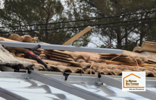 Installation de la structure destinée à accueillir les panneaux photovoltaïques sur une maison à Venelles (13770), dans le cadre d’un projet de rénovation énergétique accompagné par La Maison Des Travaux Aix-en-Provence.