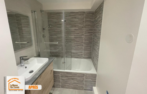 salle de bain moderne, carrelage montagne, douche vitrée, rénovation intérieure, second logement montagne, La Maison des Travaux Chamonix Mont-Blanc
