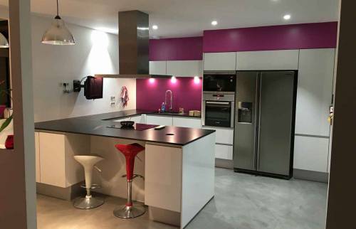 cuisine violette avec des équipements design et des spots 