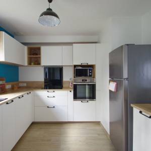 Peinture bleu canard et carrelage effet parquet dans cuisine – projet Mélissa Damianthe