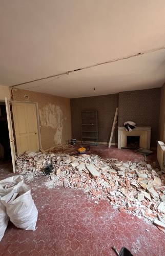 Séjour ouvert, gravats à évacuer