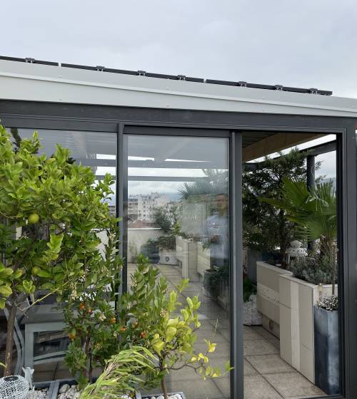 abri extérieur avec panneaux solaires 