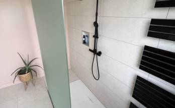 Nouvelle douche ouverte avec double entrée dans une salle de bain rénovée - Nantes 44200