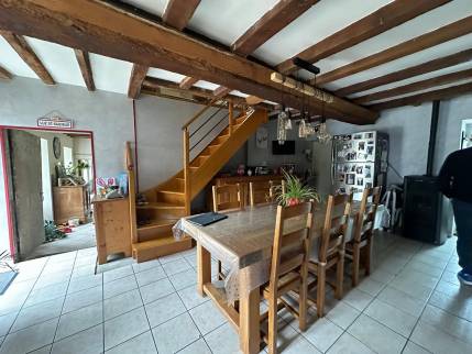  Ancienne pièce de vie avant travaux de rénovation intérieure dans une maison - Cholet 49300