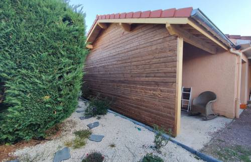 Carport adossé à la maison Savigneux