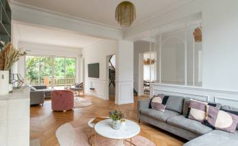 Salon accueillant et moderne au Vésinet