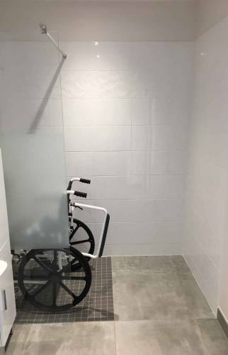 Salle de bains avec accès PMR