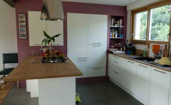 Des placards et un réfrigérateur intégrés dans le mur - rénovation cuisine - 93100 Montreuil