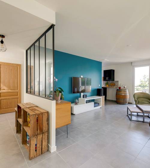 Entrée avec verrière d'intérieur sur mesure pour accès au salon salle à manger maison plain-pied à Chateaulin (29150)