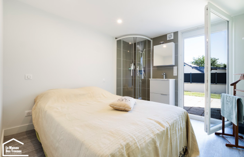 Chambre avec douche et meuble vasque 