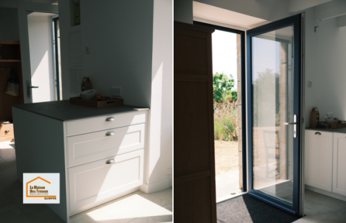 Cuisine moderne rénovée dans le Finistère Sud avec façades blanches, crédence bleu clair et implantation optimisée. Projet accompagné par La Maison Des Travaux Quimper.
