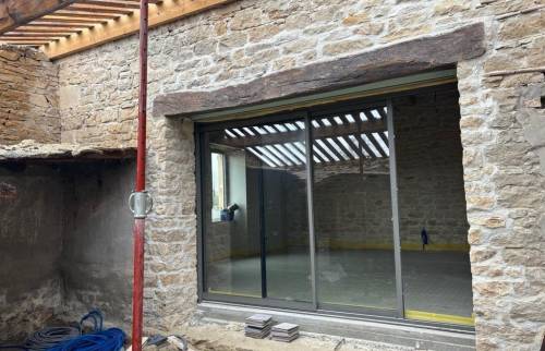 ouverture d'une baie vitrée avec coffret de volets roulants dissimulé