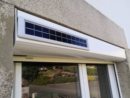Volet roulant électrique solaire sous linteau en granit