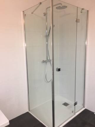 Cabine de douche dans une salle de bain rénovée à Nantes 44