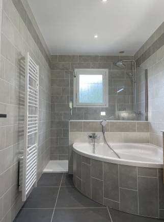 douche avec receveur extra plat et belle baignoire d'angle