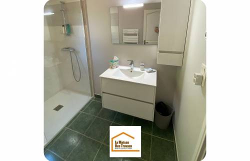 meuble vasque et paroi de douche