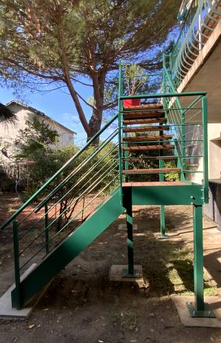 escaliers vert métallique avec marches en bois balcon au jardin La Maison Des Travaux Ales