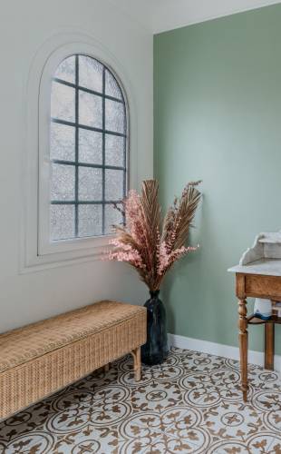  Décoration intérieure de maison avec buanderie en vert sauge et sol en carreaux de ciment - La Crau 83260