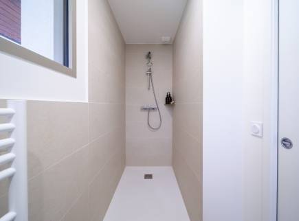 Une belle douche style douche à l'italienne