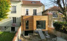 Extension moderne en bois.