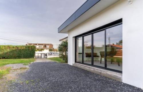fenêtres en aluminium noir vue de pre
