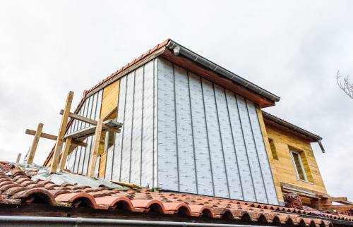 Chantier en cours avec pose des bardages alu