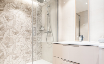 Une salle de douche moderne et élégante proche Libourne