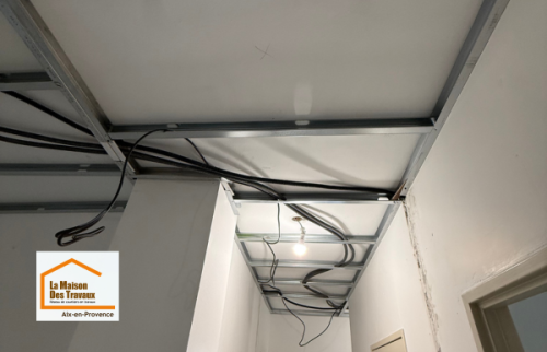Installation électrique entièrement refaite dans un appartement à Aix-en-Provence afin d’améliorer la sécurité, le confort et de préparer les futurs aménagements du logement.