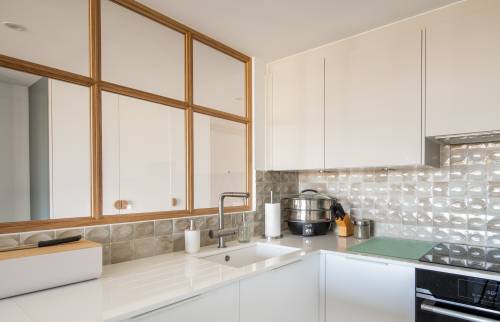 Cuisine moderne avec placards marron clair et plan de travail blanc