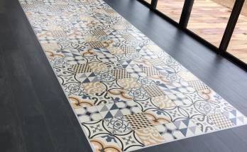 revêtement sol avec carrelage mosaïque vue de haut