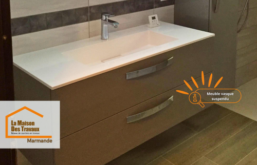 Un meuble vasque suspendu au design épuré, alliant praticité et modernité pour une salle de bain lumineuse et facile à entretenir à Marmande.