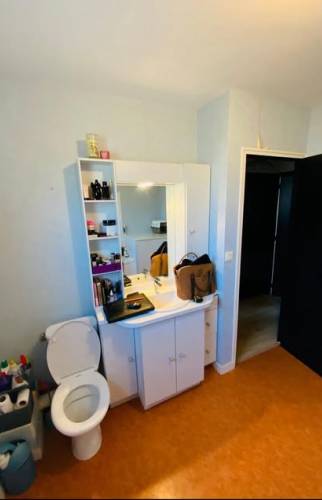 Ancien meuble vasque salle de bain à Bain-de-Bretagne 