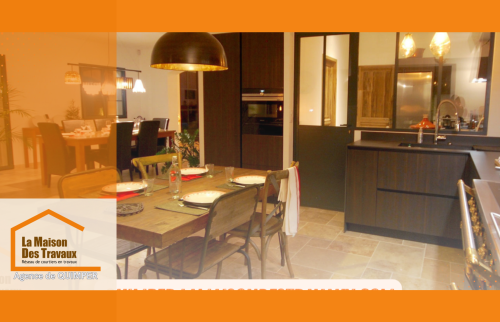 🏡”Cuisine rénovée avec verrière industrielle et mobilier vintage à Plonéour-Lanvern. Charme et fonctionnalité.”