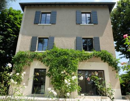 Maison familiale rénovée à Ecully : remplacement des menuiseries extérieures par des menuiseries en aluminium double vitrage
