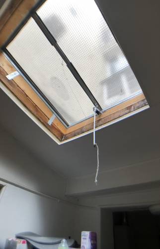 AVANT fenêtre de toit qui a été remplacée pour assurer une meilleure isolation - Paris 17