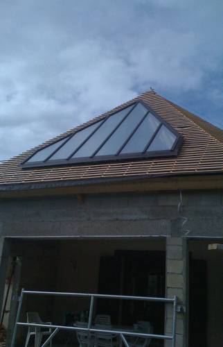 Pose d’une fenêtre de toit nouvelle génération avec volet solaire sur une résidence secondaire de Villers sur Mer