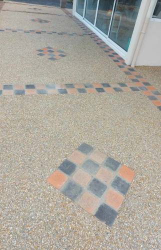 Pavés décoratifs insérés dans le béton désactivé (Essonne)