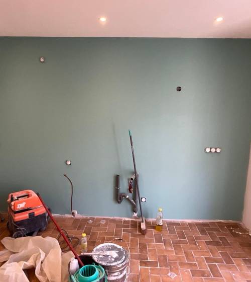 Rénovation cuisine à Rives : électricité, plomberie et murs neufs.