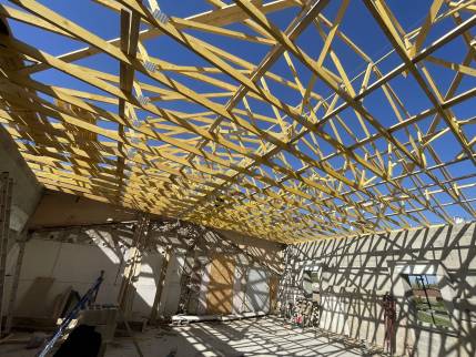 Construction de charpente en cours sur un corps de ferme en rénovation - Alixan 26300