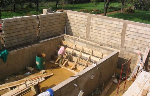 Vue sur la future piscine en construction